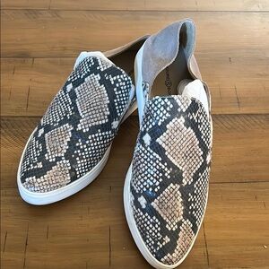 Women’s slip on sneaker